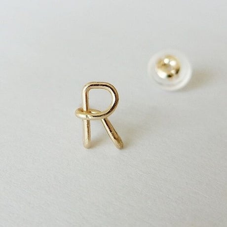 ひとつぶイニシャルスタッドピアス (片耳)【10金】