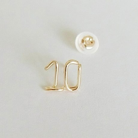 小さな数字(ナンバー)2ケタ スタッドピアス 【10金】(片耳)
