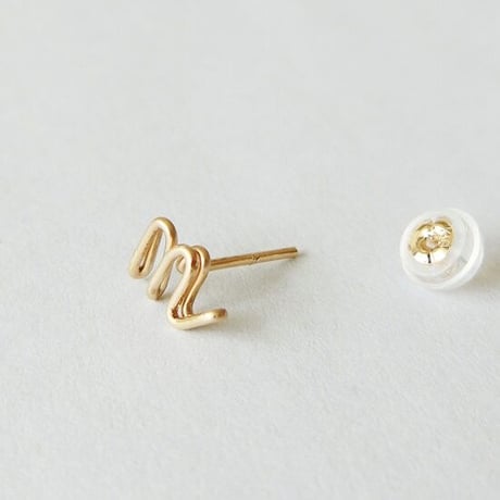 ひとつぶイニシャルスタッドピアス[小文字デザイン]【10金】(片耳)