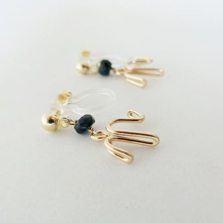 イニシャルと誕生石のイヤリング(ノンホールピアス)