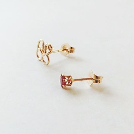 数字(ナンバー)2ケタと誕生石のスタッドピアス