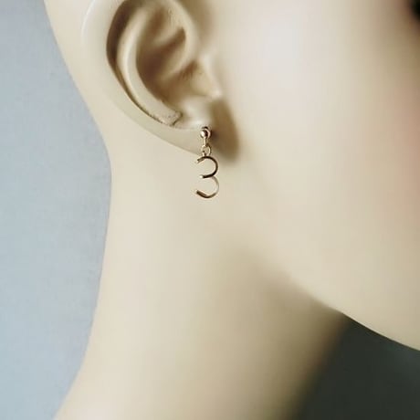 《CLASSY.ONLINE掲載アイテム》数字（ナンバー）スタッドピアス スクエアタイプ(片耳)