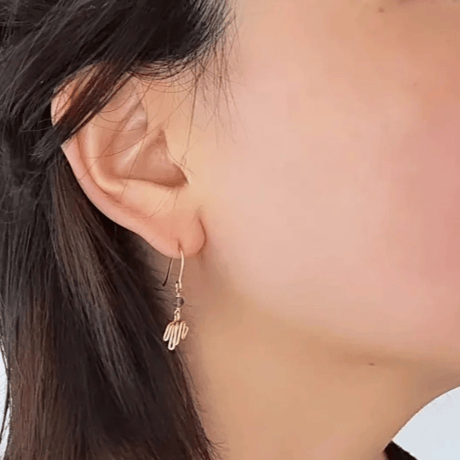 イニシャルと誕生石のフックピアス