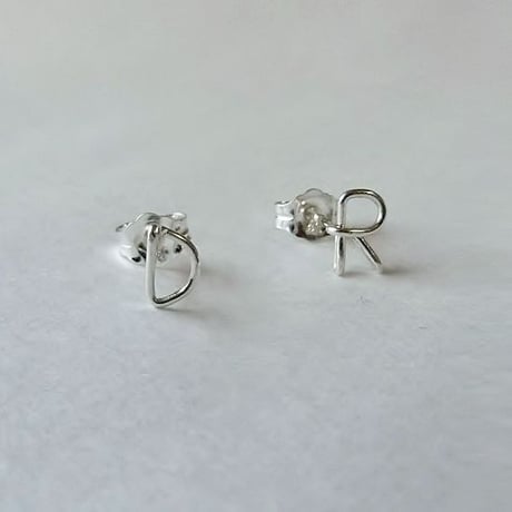 ひとつぶイニシャルスタッドピアス（片耳）[シルバー925]