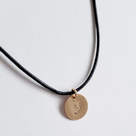 《CLASSY.ONLINE掲載アイテム》数字(ナンバー)プレートレザーコードネックレス