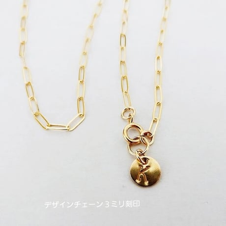 《イニシャル》のスクエアデザインチェーンネックレスとミニプレートネックレスのセット