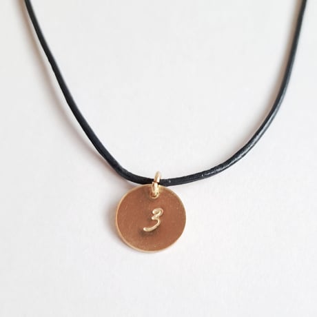 《CLASSY.ONLINE掲載アイテム》数字(ナンバー)プレートレザーコードネックレス