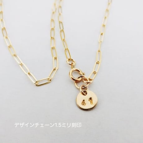 《数字2ケタ》のスクエアデザインチェーンネックレスとミニプレートネックレスのセット