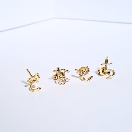 ひらがなスタッドピアス （片耳）