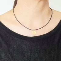 イニシャルプレートレザーコードネックレス