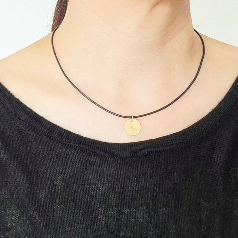 イニシャルプレートレザーコードネックレス | ナンバー(数字 イニシャルプレートレザーコードネックレス | ナンバー(数字