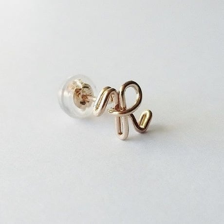 ひとつぶイニシャルスタッドピアス [筆記体](片耳)【10金】