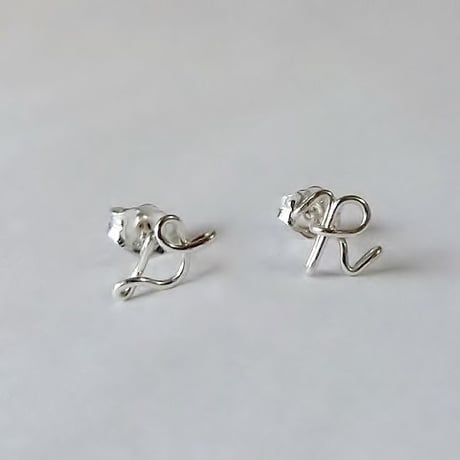 ひとつぶイニシャルスタッドピアス [筆記体](片耳)[シルバー925]