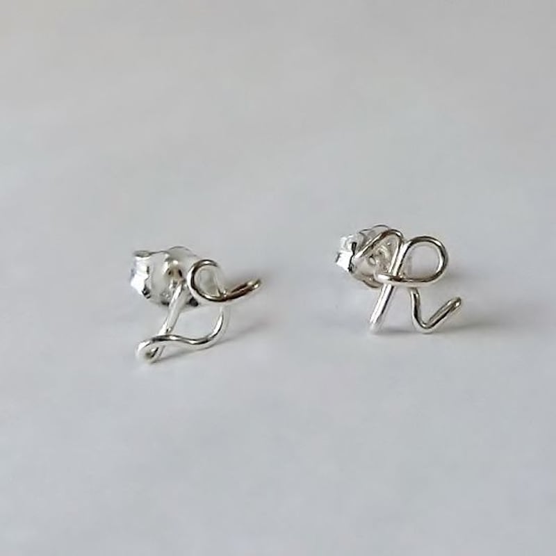 ひとつぶイニシャルスタッドピアス [筆記体][シルバー925] | ナンバー  