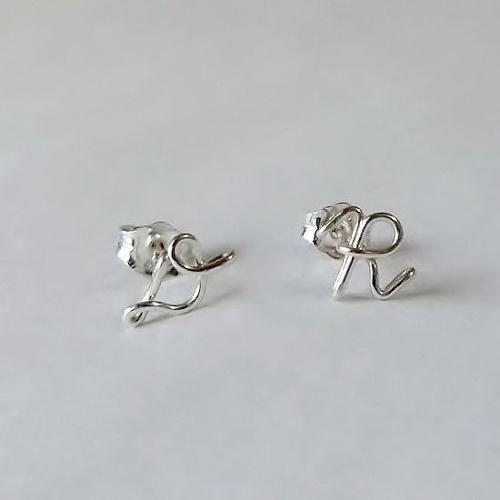 イニシャルピアス シルバー ひとつぶイニシャルと誕生石のスタッドピアス [筆記体][シルバー925