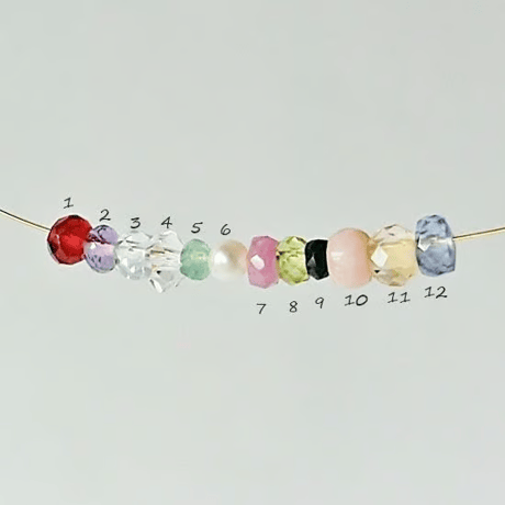 イニシャルと誕生石のフックピアス