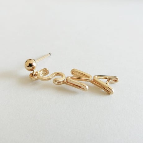3つのイニシャルピアス フラッグ