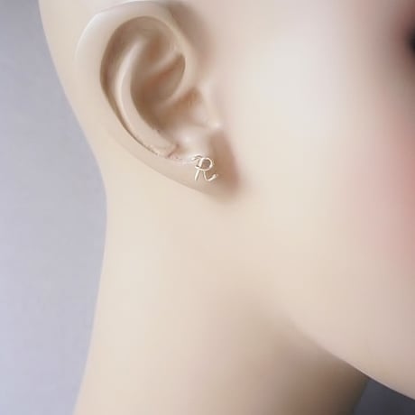 ひとつぶイニシャルスタッドピアス [筆記体]