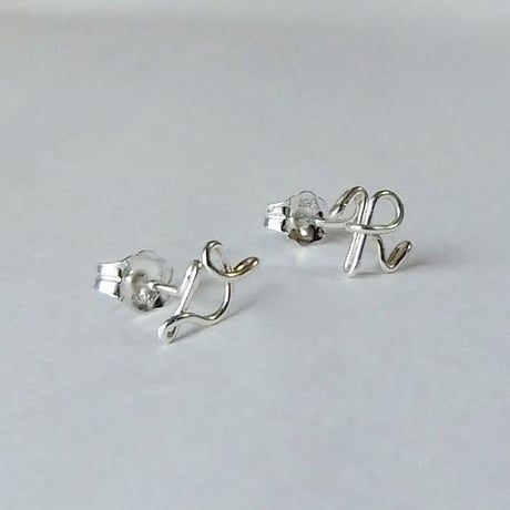ひとつぶイニシャルスタッドピアス [筆記体](片耳)[シルバー925]