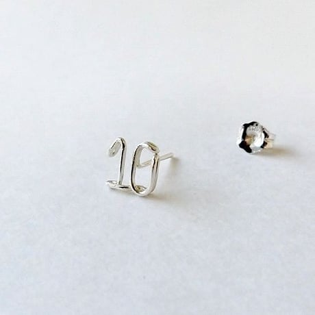 小さな数字(ナンバー)2ケタ スタッドピアス [シルバー925]