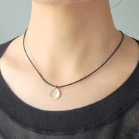 2つのイニシャルプレートレザーコードネックレス