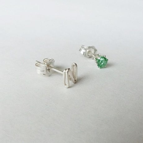 ひとつぶイニシャルと誕生石のスタッドピアス [シルバー925]