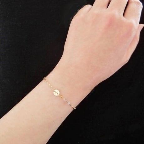 イニシャルプレートと3粒の連なる天然石のブレスレット