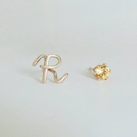 ひとつぶイニシャルと誕生石のスタッドピアス[筆記体]  【10金】