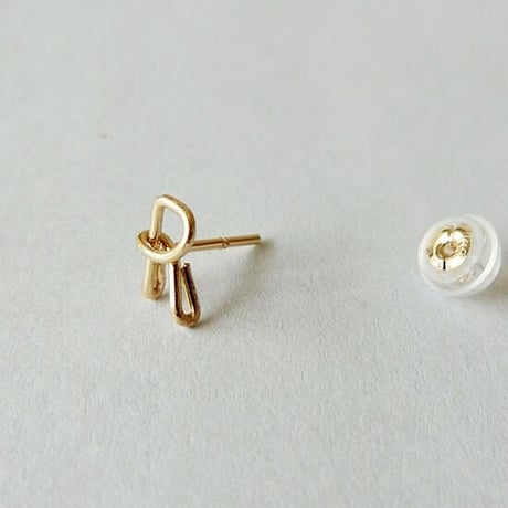 ひとつぶイニシャルスタッドピアス 【10金】