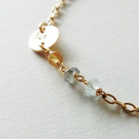 イニシャルプレートと3粒の連なる天然石のブレスレット