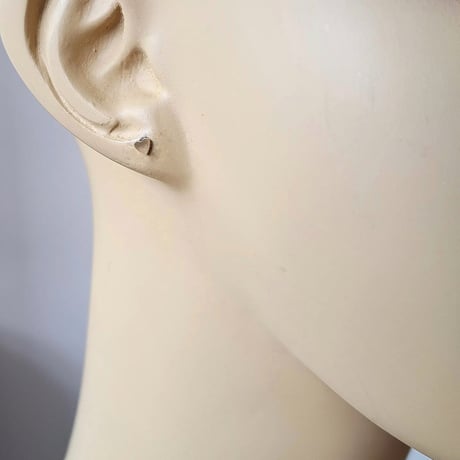 ひとつぶイニシャルとハートのスタッドピアス[筆記体]