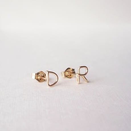ひとつぶイニシャルスタッドピアス(片耳)