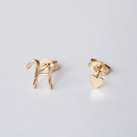 ひとつぶイニシャルとハートのスタッドピアス[筆記体]