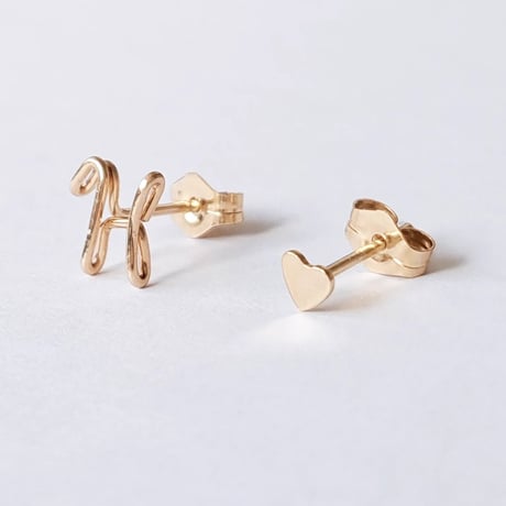 ひとつぶイニシャルとハートのスタッドピアス[筆記体]