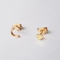 ひとつぶイニシャルとハートのスタッドピアス