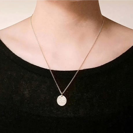 4つのイニシャルプレートネックレス