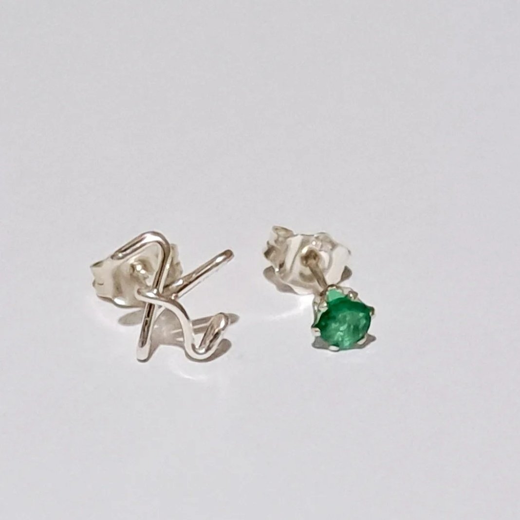 ひとつぶイニシャルと誕生石のスタッドピアス [筆記体][シルバー925