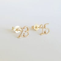 小さな数字(ナンバー)2ケタ スタッドピアス