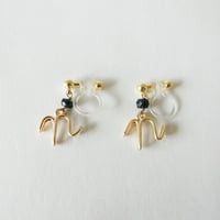 イニシャルと誕生石のイヤリング(ノンホールピアス)