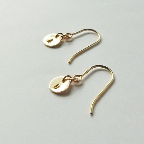 イニシャルプレートフックピアス