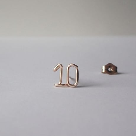 小さな数字(ナンバー)2ケタ スタッドピアス(片耳)