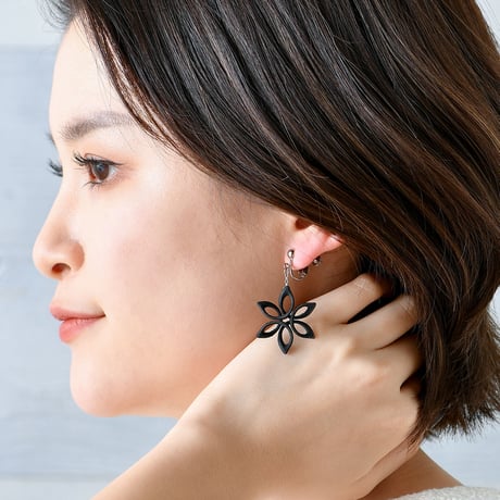 スピログラフが咲かせた、ひと筆の花。Spiro Flower - スピロフラワー イヤリング【赤・青・黒】【金具の変更無料】