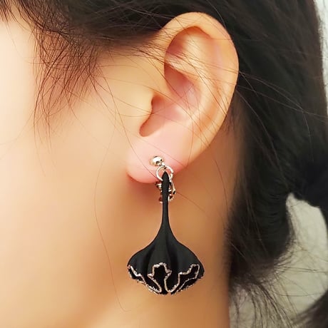 白銀の結晶が、蕾のかたちで花ひらくイヤリング―【RIKKA / リッカ（六花）】　【銀蒔絵 / 金具の変更無料】
