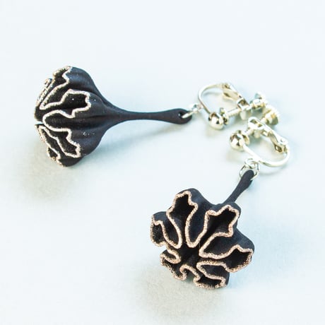 白銀の結晶が、蕾のかたちで花ひらくイヤリング―【RIKKA / リッカ（六花）】　【銀蒔絵 / 金具の変更無料】
