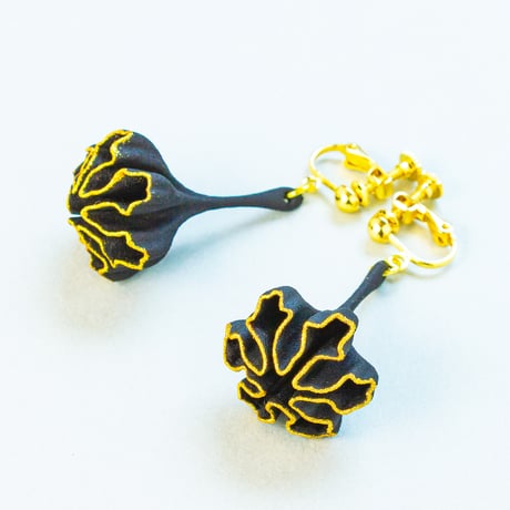雪の結晶が、蕾のかたちで花ひらくイヤリング―【RIKKA / リッカ（六花）】　【金蒔絵 / 金具の変更無料】