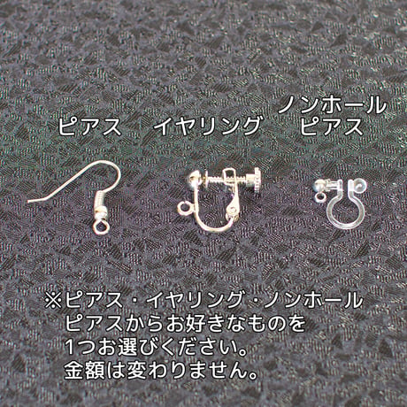 揺れる花びらに、こころときめくイヤリング。【 Flowerrring - フラワリング（ 開花 ）】【青・赤・黒】【金具の変更無料】