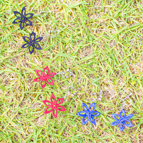 スピログラフが咲かせた、ひと筆の花。Spiro Flower - スピロフラワー イヤリング【赤・青・黒】【金具の変更無料】
