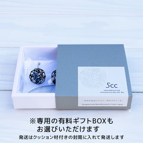 揺れる花びらに、こころときめくイヤリング。【 Flowerrring - フラワリング（ 開花 ）】【青・赤・黒】【金具の変更無料】