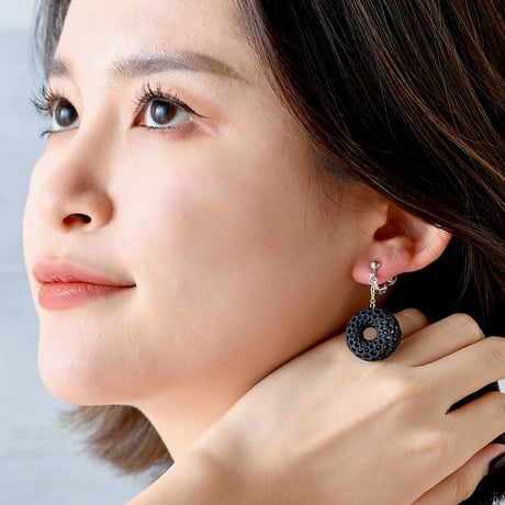 ふんわり、知性を纏う。ワイヤーメッシュ ドーナツ イヤリング【黒】【金具の変更無料】