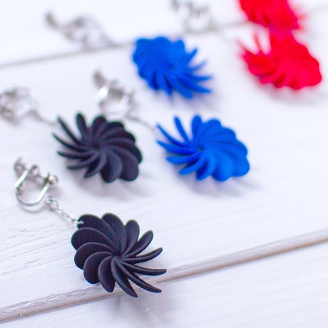 揺れる花びらに、こころときめくイヤリング。【 Flowerrring - フラワリング（ 開花 ）】【青・赤・黒】【金具の変更無料】